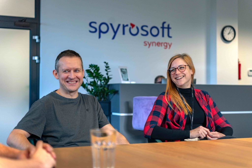 Spyrosoft Synergy employees enjoying a team meeting.